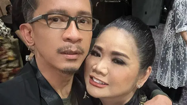 Aming hadir di momen pernikahan Adiba Khanza dan Egy Maula, dia tampil gagah dengan pakaian serba hitam.