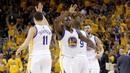 Pemain  Golden State Warriors, Draymond Green (23) merayakan kemenangan bersama Klay Thompson (11) usai laga melawan Houston Rockets pada babak pertama Playoffs NBA di Oracle Arena,  Oakland, Selasa (19/4/2016) WIB. (Cary Edmondson-USA TODAY Sports)