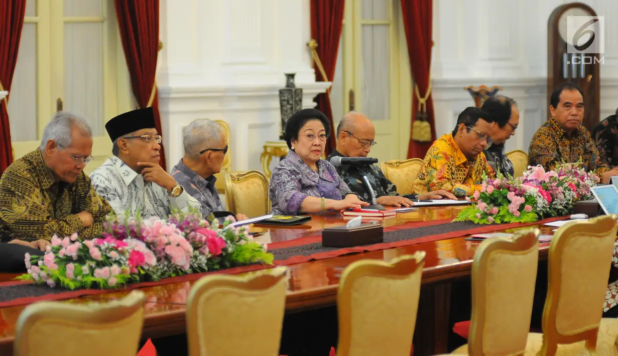 Para Dewan Pengarah Badan Pembinaan Ideologi Pancasila (BPIP) menemui Presiden Joko Widodo (Jokowi) di Istana Merdeka, Jakarta, Kamis (9/5/2019). Megawati Soekarnoputri yang mewakili Dewan Pengarah BPIP melaporkan hasil kerja lembaganya secara berkala kepada Jokowi. (Liputan6.com/Angga Yuniar)