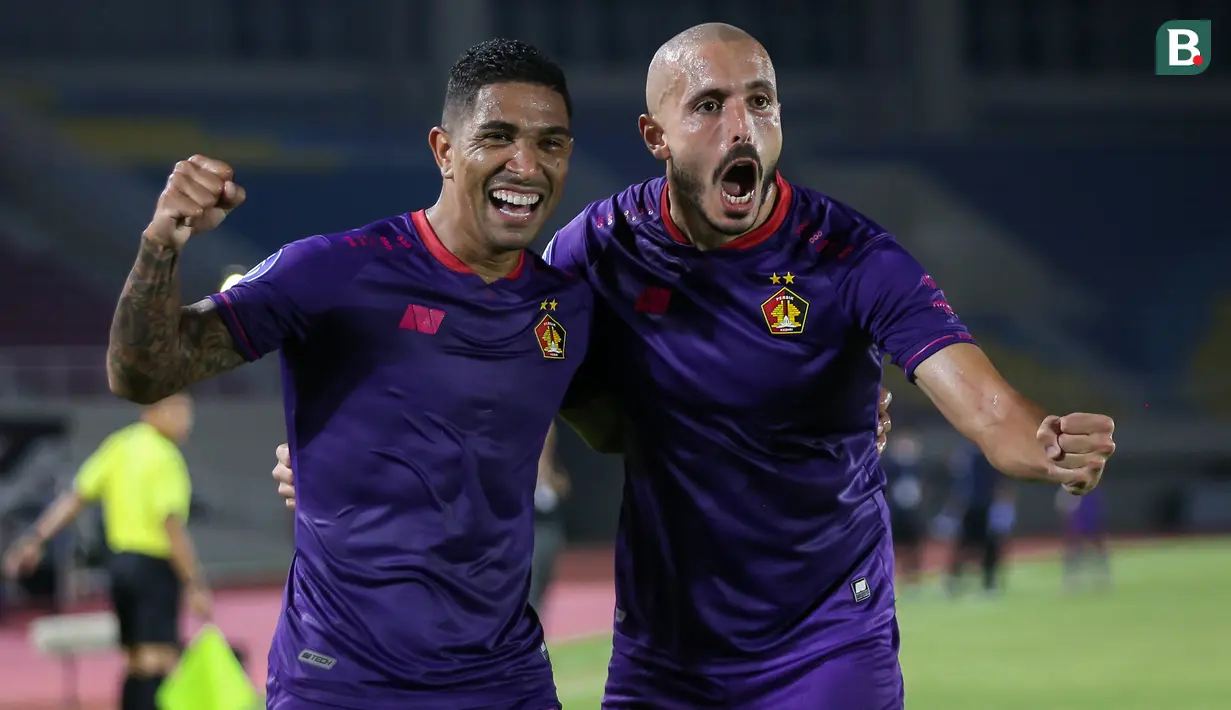Dionatan Machado (kiri). Gelandang Brasil berusia 29 tahun ini kini memasuki musim pertamanya bersama Persik Kediri sejak didatangkan dari Masfout Club UAE Juli 2021. Bersama Persik di BRI Liga 1 2021/2022 ia telah mencetak 7 assist dan 1 gol dari 21 laga. (Bola.com/Bagaskara Lazuardi)