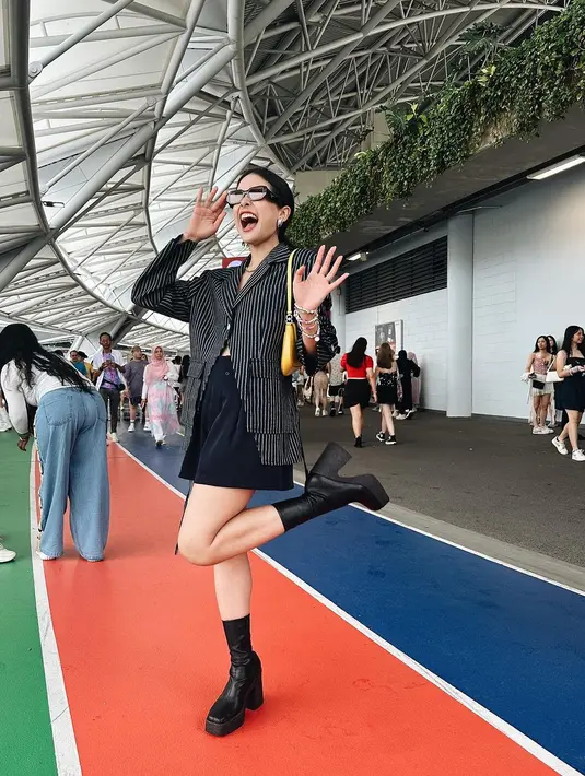 Outfit serba hitam Maudy Ayunda dengan asimetris blazer, shorts, dan sepatu boots tampaknya menggambarkan album Taylor Swift era ‘Reputation’ ya? [@maudyayunda]