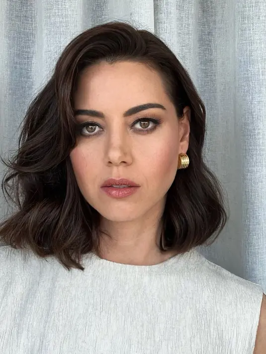 Potongan rambut bob akan dipresiksi jadi tren besar di 2023 terutama bob pendek yang menjadi favorit. Pas untuk mereka yang punya rambut tebal dengan gaya modern asimetris. [@plazadeaubrey]