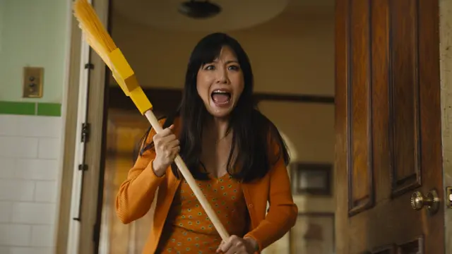 Constance Wu sebagai istri Primm dalam film Lyle Lyle Crocodile. (Foto: Dok. Columbia Pictures)