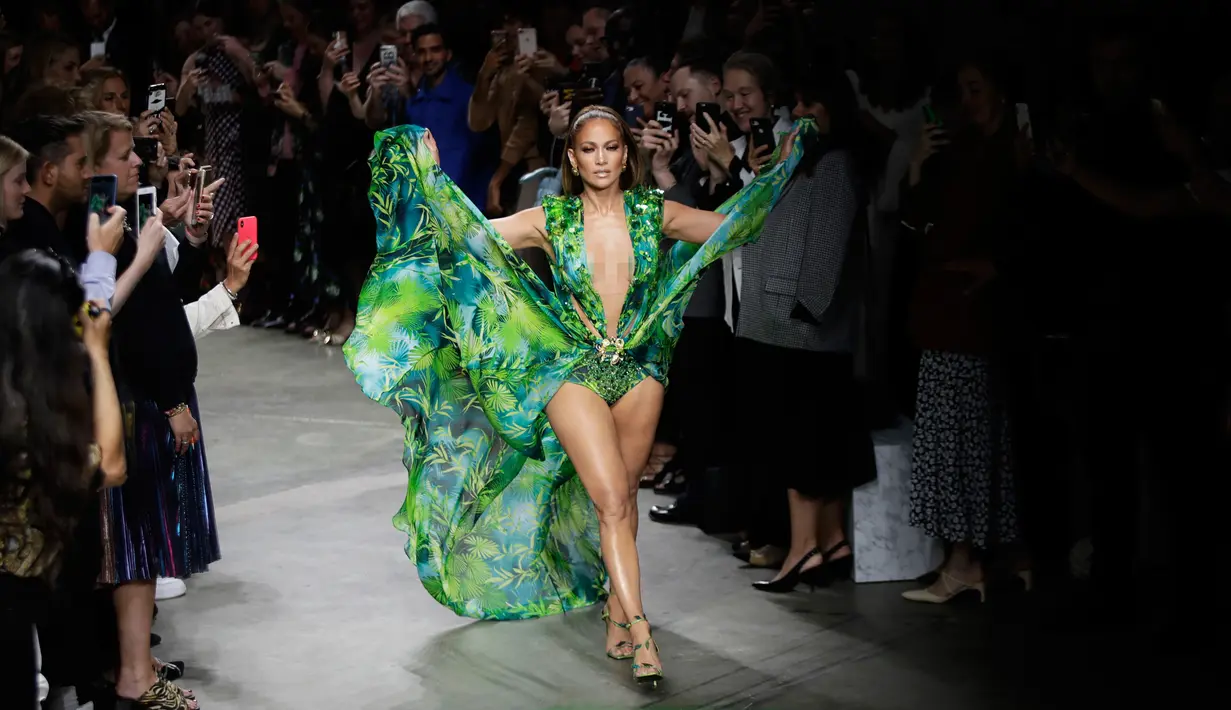 Bintang pop dan aktris Jennifer Lopez berjalan di catwalk menutup peragaan busana Versace untuk Spring/Summer Collection 2020 pada Milan Fashion Week 2019, Jumat (20/9/2019). Jennifer Lopez mengenakan versi baru gaun hijau ikonis yang pernah ia gunakan di Grammy Awards 20 tahun lalu. (AP/Luca Bruno)