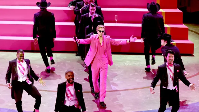 Ryan Gosling dan Simu Liu menampilkan "I'm Just Ken" di atas panggung pada Academy Awards Tahunan ke-96 di Dolby Theatre pada 10 Maret 2024 di Hollywood, California.