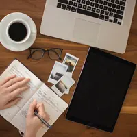 Ilustrasi seorang perempuan yang sedang membuat anggaran untuk keluarga. (Foto: Unsplash/Thought Catalog)