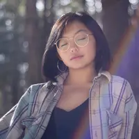 ilustrasi permepuan kacamata/Photo by Åaker on Unsplash