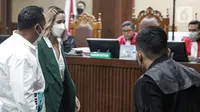 Terdakwa kasus narkoba Nia Ramadhani (kedua kiri) dan Ardi Bakrie (kiri) saat menjalani sidang putusan di PN Jakarta, Selasa (11/1/2022). Nia Ramadhani, Ardi Bakrie, dan Zen Vivanto divonis satu tahun penjara dalam kasus penyalahgunaan narkoba jenis sabu. (Liputan6.com/Faizal Fanani)