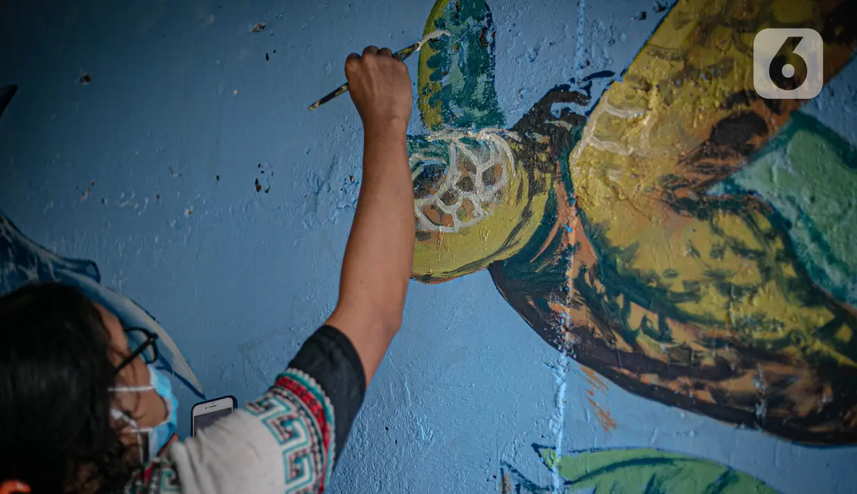 Mahasiswa Institut Kesenian Jakarta (IKJ) menyelesaikan pembuatan mural di kolong Jembatan Pegangsaan, Menteng, Jakarta, Selasa (26/1/2021). Pembuatan mural tersebut merupakan bagian dari pembangunan taman kolong jembatan oleh Pemprov DKI Jakarta. (Liputan6.com/Faizal Fanani)