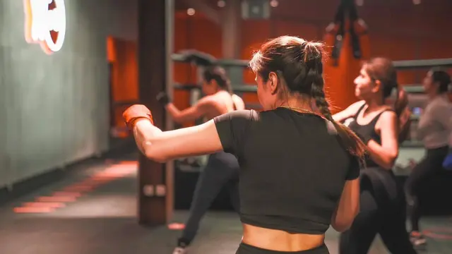 7 Potret Wulan Guritno Latihan Boxing, Tampil Energik dan Menawan