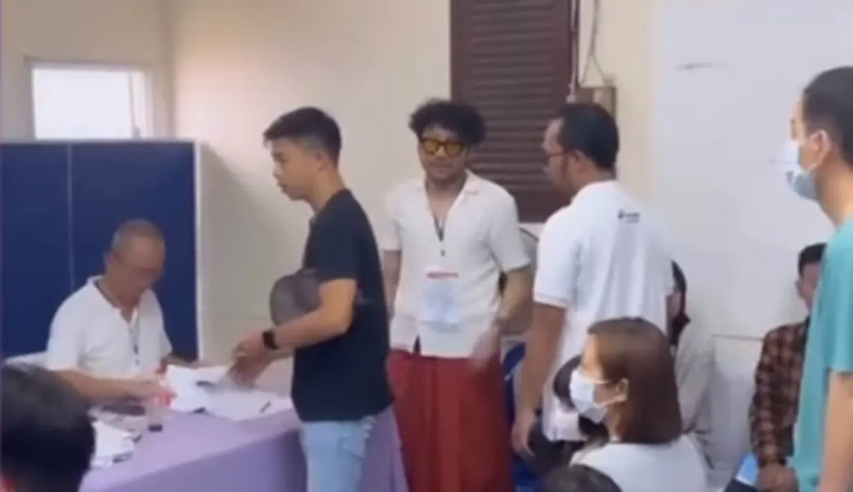 Kunto Aji bertugas menjadi anggota KPPS mengenakan kemeja putih lengan pendek dan sarung. [Foto: TikTok/nyunyu.joea]