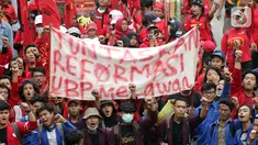 Mahasiswa dari sejumlah perguruan tinggi bersama kelompok buruh melakukan aksi unjuk rasa di kawasan Patung Kuda, Jalan Medan Merdeka Barat, Jakarta, Senin (28/10/2019). Dalam aksinya, mereka menuntut penuntasan agenda reformasi. (Liputan6.com/Helmi Fithriansyah)