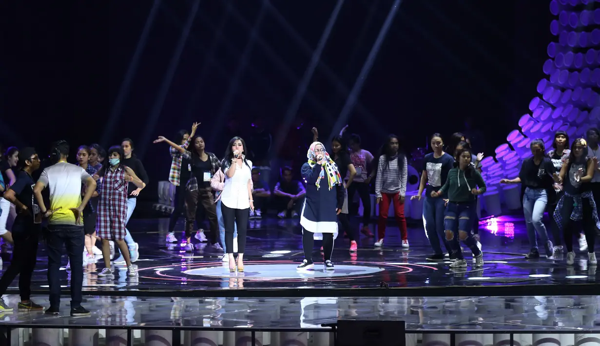 Usai mengikuti gladi resik, ia pulang ke rumah untuk menghafal lagu yang akan dibawakan kolaborasi dengan penyanyi kelahiran Bogor tersebut. (Galih W. Satria/Bintang.com)