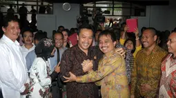 Menteri Pemuda dan Olahraga, Imam Nahrawi bersalaman dengan Roy Suryo saat upacara serah terima jabatan Menpora di Wisma Kemenpora, Jakarta, Rabu (29/10/2014). (Liputan6.com/Helmi Fithriansyah)
