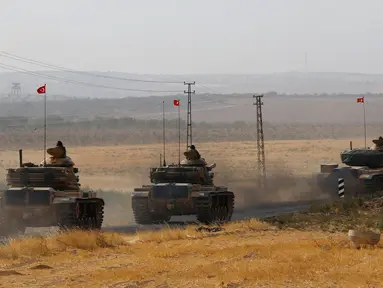Sejumlah tank tentara Turki saat Iring-iringan menuju perbatasan Suriah-Turki di provinsi Gaziantep, Turki, (25/8). Militer Turki siap melancarkan serangan terhadap kelompok milisi ISIS di perbatasan Truki-Suriah.  (REUTERS/Umit Bektas)