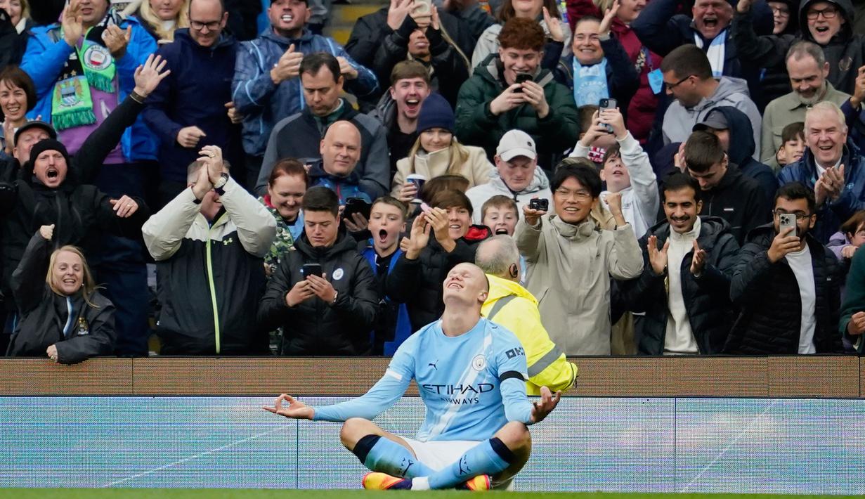 Pemain Manchester City, Erling Haaland, melakukan selebrasi setelah mencetak gol ke gawang Manchester United pada laga pekan ke-4 Premier League 2025/2026 di Etihad Stadium, Minggu (14/9/2025) malam WIB. (AP Photo/Dave Thompson)