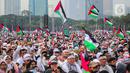 Para pedagang pun tidak mau ketinggalan momen. Mereka menjual atribut dan bendera Palestina untuk massa aksi. (Liputan6.com/Faizal Fanani)