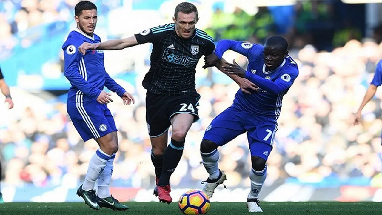 Duo Chelsea Eden Hazard (kiri) dan N'Golo Kante (kanan) bersaing memperebutkan gelar pemain terbaik Liga Inggris versi PFA. 