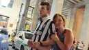 Seorang anak tampak menolong ibunya usai terjadi ledakan saat nonton bareng final Liga Champions di Piazza San Carlo, Turin, Sabtu (3/6/2017). Acara nobar dipadati sekitar 20.000 supporter Juventus. (EPA/Brian Schulz)