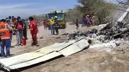 Petugas berada di lokasi jatuhnya pesawat kecil yang mengangkut wisatawan di Peru (4/2/2022). Pesawat bermesin tunggal Cessna 207 milik perusahaan pariwisata Aerosantos jatuh tak lama setelah lepas landas dari bandara kecil Maria Reiche di Nazca. (NZK Canal 51 Nazca/AFP)