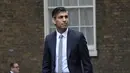 <p>Perdana Menteri Inggris yang baru Rishi Sunak tiba di Downing Street setelah kembali dari Istana Buckingham di London, Selasa (25/10/2022). Rishi Sunak secara resmi ditunjuk oleh Raja Inggris Charles III menjadi PM Inggris yang termuda. (AP/Frank Augstein)</p>