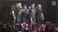 Personel band Dream Theater menyapa penonton usai tampil di hari kedua JogjaRockarta International Music Festival 2017 di Stadion Kridosono, Jogjakarta, Sabtu (30/9). (Liputan6.com/Herman Zakharia)