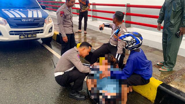 Polisi Jayapura Selamatkan Perempuan Muda Hendak Bunuh Diri di jembatan Youtefa di Kota Jayapura.