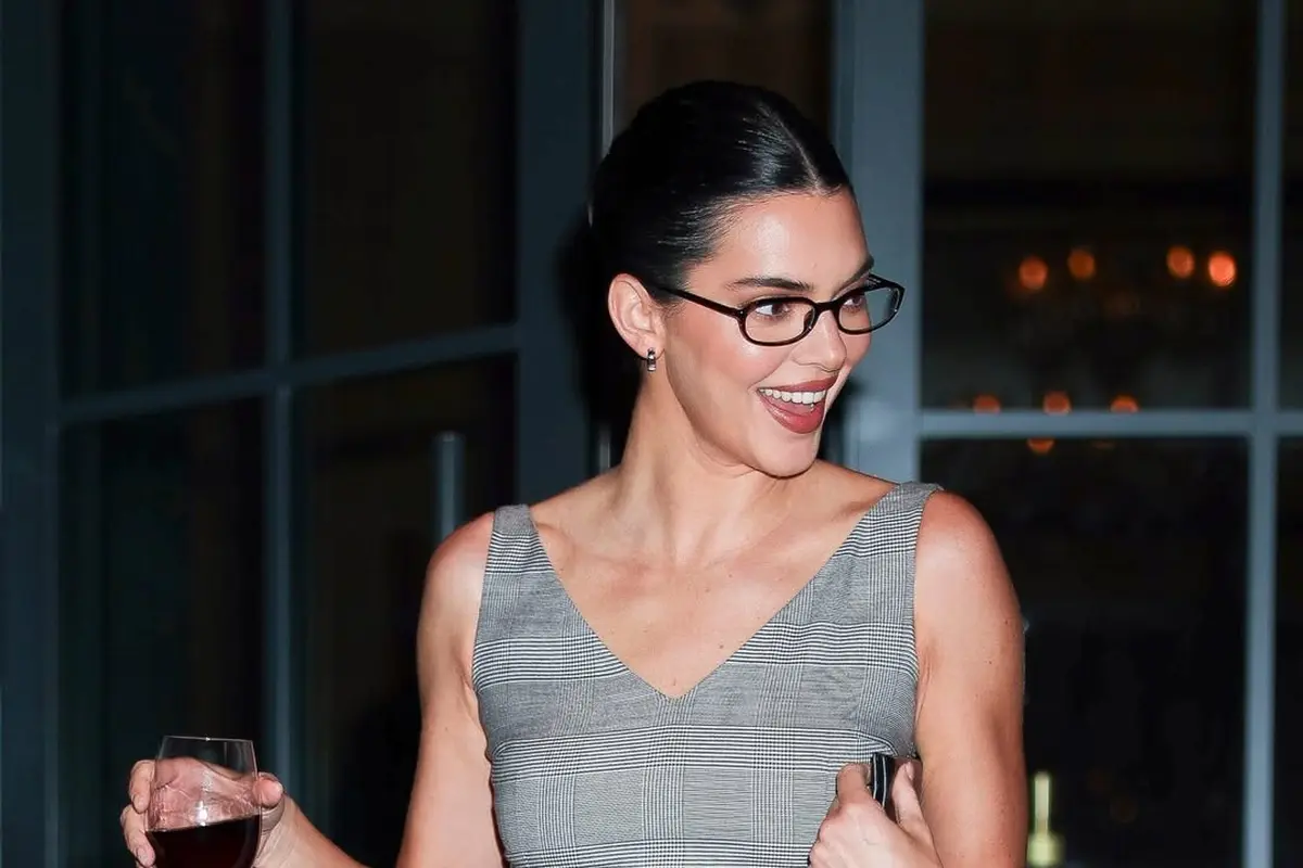 Gaya Kendall Jenner Pancarkan Office Siren Look Usai Tampil di New York Fashion Week
