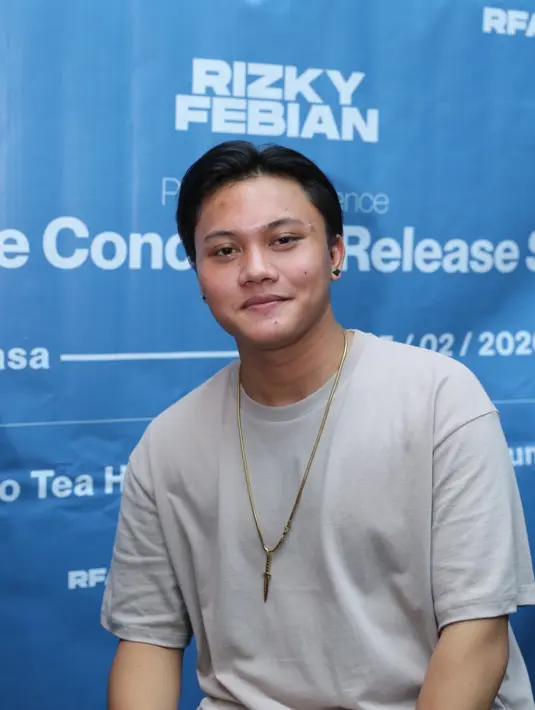 "Di awal-awal, Iky empat tanya-tanya gimana kalau ada isu mendompleng, gimana kamu aji mumpung, gimana kamu punya nama orang tua, dari dulu nggak permah ngomong dan ngebahas itu, biarkan karya yang berkata,” ungkap Rizky Febian. (Daniel Kampua/Fimela.com)