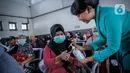 Petugas melakukan sosialisasi penggunaan sinitizer dan masker pada calon penumpang di Stasiun Senen, Jakarta, Senin (9/3/2020). PT KAI Daop 1 Jakarta melakukan sosialisasi sebagai langkah antisipasi penyebaran virus corona (COVID-19). (Liputan6.com/Faizal Fanani)