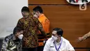 Dirjen Bina Keuangan Daerah Kemendagri periode Juli 2020-November 2021, M Ardian Noervianto (ketiga kiri) usai rilis penahanan di Gedung KPK, Jakarta, Rabu (2/2/2022). M Ardian N merupakan tersangka dugaan suap terkait pengajuan dana PEN untuk Kab Kolaka Timur 2021. (Liputan6.com/Helmi Fithriansyah)