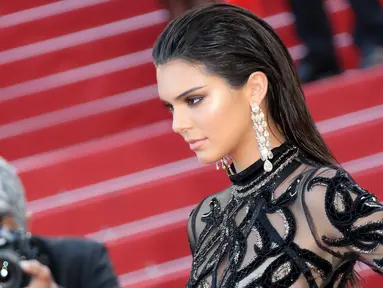 Model cantik Kendall Jenner berpose saat menghadiri premier film From The Land of the Moon pada Festival Film Cannes ke-69 di Prancis, Minggu (15/5). Adik tiri Kim Kardashian itu tampak memesona dengan gaun hitam transparan. (Valery Hache/AFP)