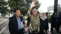 Ketua Dewan Etik MK Abdul Mukhtie Fajar (tengah) mendatangi Gedung KPK, Jakarta, Kamis (2/2). Ketua Dewan Etik MK datang bersama lima anggota Majelis Kehormatan MK untuk memeriksa Hakim Konstitusi Patrialis Akbar. (Liputan6.com/Helmi Afandi)