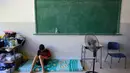Sekolah-sekolah telah diubah dengan cepat untuk menjadi tempat penampungan bagi para pengungsi yang datang. (Ibrahim Chalhoub/AFP)