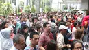 Ribuan pengunjung mangantre di GATF 2017 fase 1 di JCC, Jakarta, Jumat (10/3). GATF 2017 berlangsung 10-12 Maret 2017, GATF kali ini (digelar) kesembilan kalinya. (Liputan6.com/Angga Yuniar)