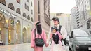 Kembali tampil kompak, kali ini outfit ketiganya tampak lebih cerah. Atta Halilintar menggendong Ameena di depan mengenakan outfit putih, sedang Ameena sendiri tampil kompak dengan Aurelie yang mengenakan outfit berwarna merah muda, kembali dengan burqa berwarna hitam yang menutupi seluruh wajahnya. Foto: Instagram.