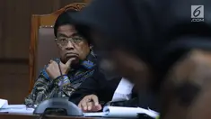 Terdakwa dugaan penerimaan suap terkait kerja sama pembangunan PLTU Riau-1, Idrus Marham saat menjalani sidang lanjutan di Pengadilan Tipikor, Jakarta, Selasa (29/1). Sidang mendengar kesaksian Eni Maulani Saragih. (Liputan6com/Helmi Fithriansyah)