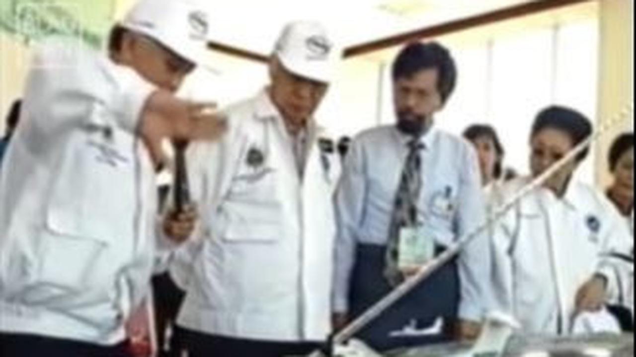 Presiden Soeharto Saksikan Penerbangan Perdana N-250