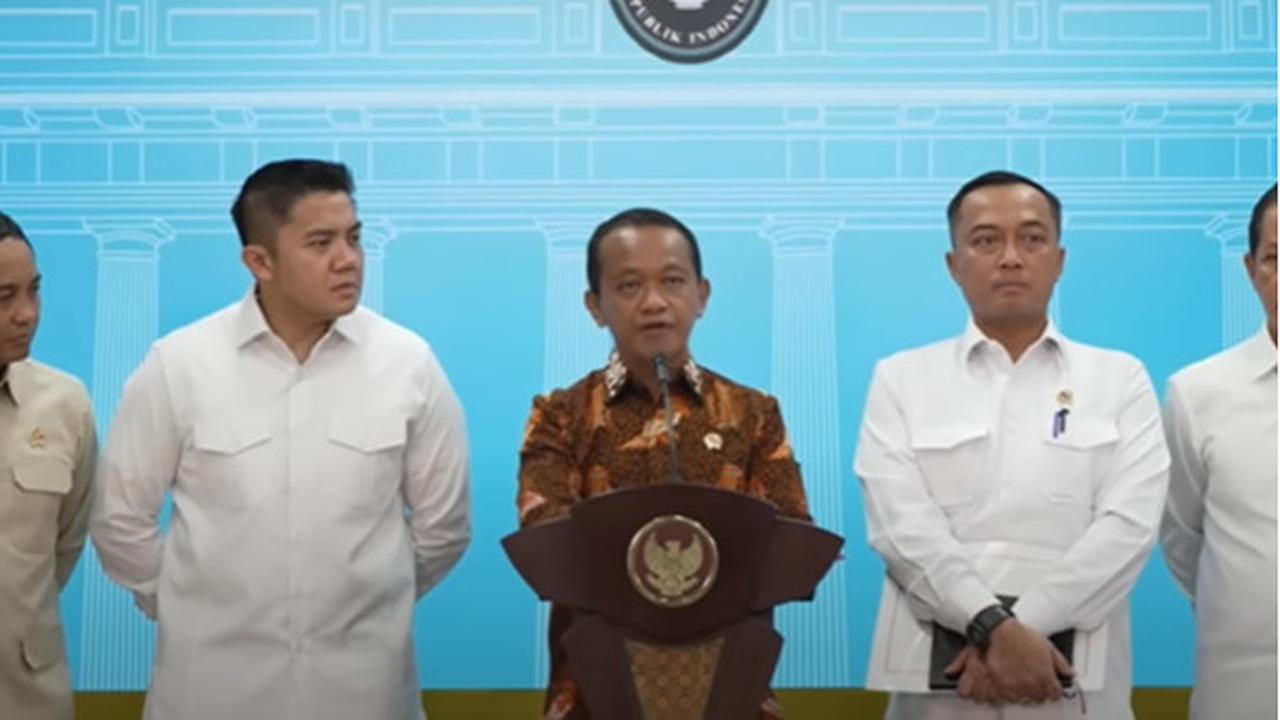 Terekam Tatapan Tajam Letkol Teddy Lirik ke Arah Menteri Bahlil saat Bicara Penutupan Tambang Nikel di Raja Ampat Papua Barat