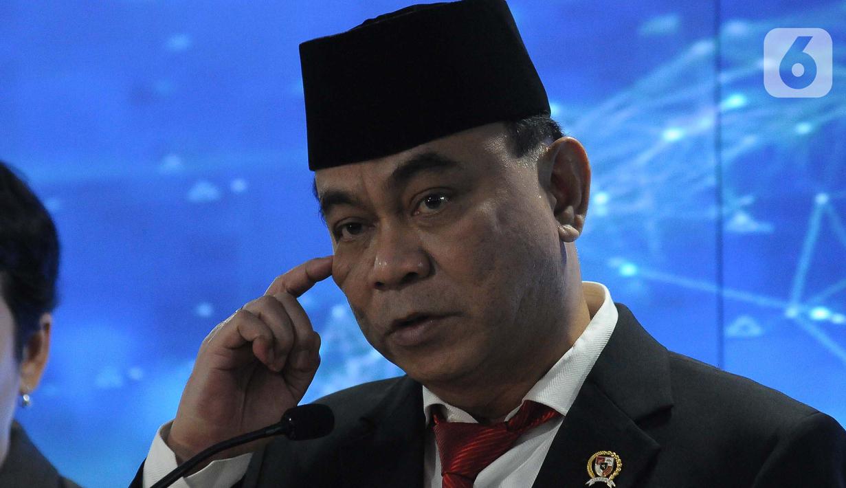 Menteri Komunikasi dan Informatika (Menkominfo) baru,  Budi Arie Setiadi memberi keterangan pers usai serah terima jabatan di Kementerian Kominfo, Jakarta Pusat, Senin (17/7/2023). (merdeka.com/Imam Buhori)
