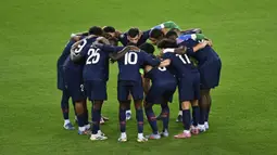 Para pemian PSG melakukan briefing dalam laga final UEFA Super Cup melawan Tottenham Hotspur yang berlangsung di Bluenergy Stadium, Udinese, Italia, Rabu (13/08/2025) waktu setempat. (AP Photo/Denes Erdos)