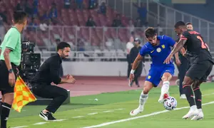 Pelatih AC Milan, Ruben Amorim (kiri), tampak serius mengamati jalannya pertandingan dari tepi lapangan saat timnya menghadapi Chelsea dalam laga pramusim di Stadion Utama Gelora Bung Karno (SUGBK), Jakarta, Sabtu (8/8/2026). Amorim beberapa kali menunjukkan ekspresi penuh konsentrasi dan memberikan instruksi kepada para pemainnya sepanjang laga yang berakhir dengan kekalahan AC Milan 0-3. (KapanLagi.com/Budy Santoso)