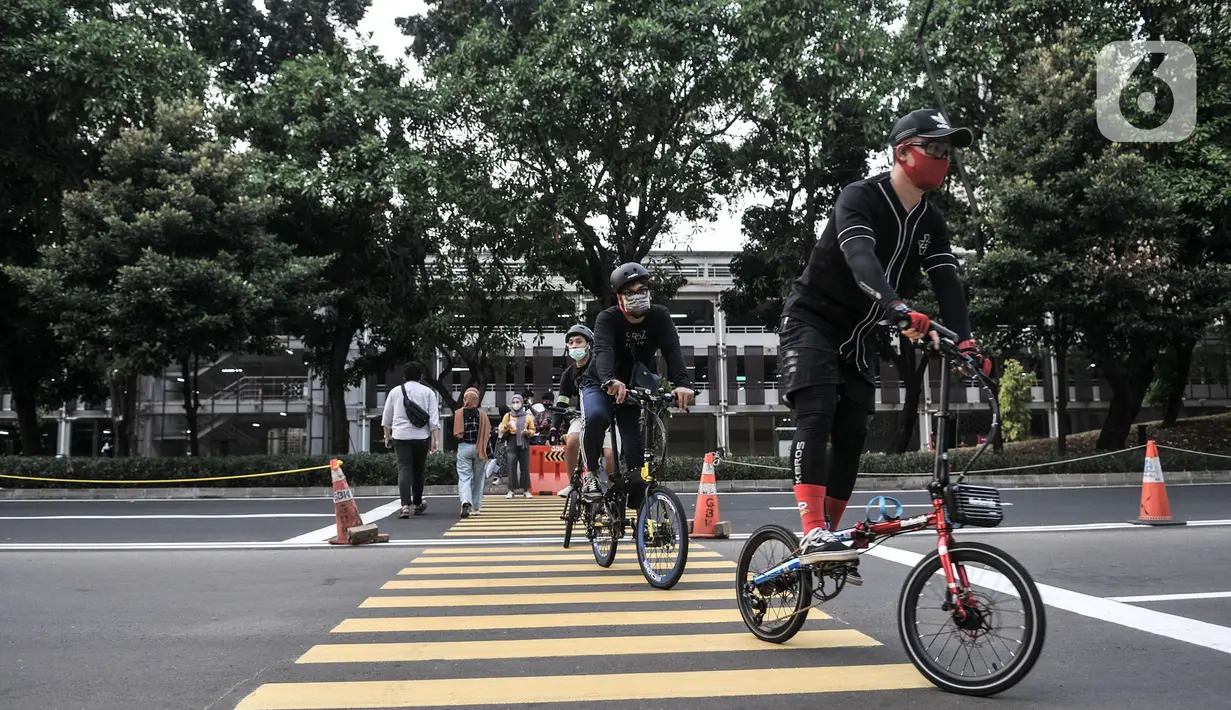 Pesepeda saat berolahraga di kawasan GBK, Jakarta, Minggu (13/9/2020). Warga Jakarta bersiap kembali mengikuti peraturan PSBB yang diterapkan oleh Pemprov DKI mulai Senin (14/9) besok akibat terus meningkatnya kasus Covid-19 di Ibu Kota. (merdeka.com/Iqbal S. Nugroho)