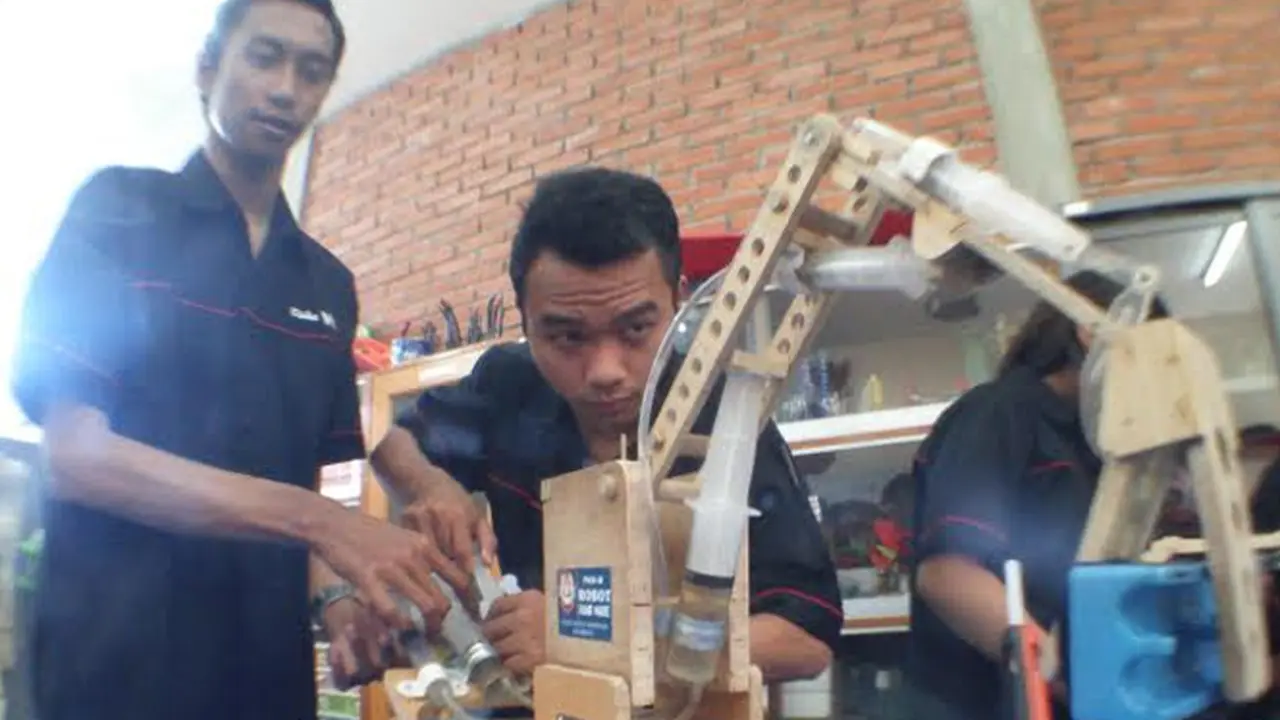 Mahasiswa UKWMS Rakit Robot Hidrolik Handmade