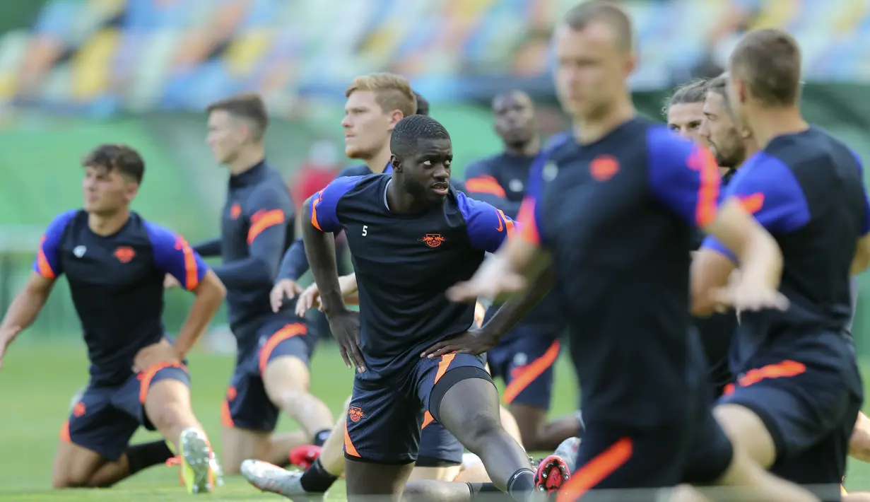 Pemain Leipzig Dayot Upamecano (tengah) melakukan peregangan saat berlatih di Stadion Jose Alvalade, Lisbon, Portugal, Rabu (12/8/2020). Leipzig akan menghadapi Atletico Madrid pada perempat final Liga Champions. (Miguel A. Lopes/Pool via AP)