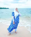 Dress penuh motif warna cerah seperti Tasyi Athasyia, jadi pilihan menarik untuk OOTD ke pantai.