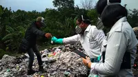 Beberapa petugas sibuk mengumpulkan berbagai sampel limbah medis di tempat pembuangan sampah sementara (TPS) di Desa Panguragan Wetan, Kabupaten Cirebon, Jabar. (Liputan6.com/Panji Prayitno)