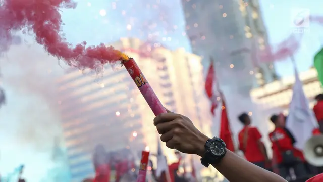 Tutup May Day, Buruh Nyalakan Bom Asap