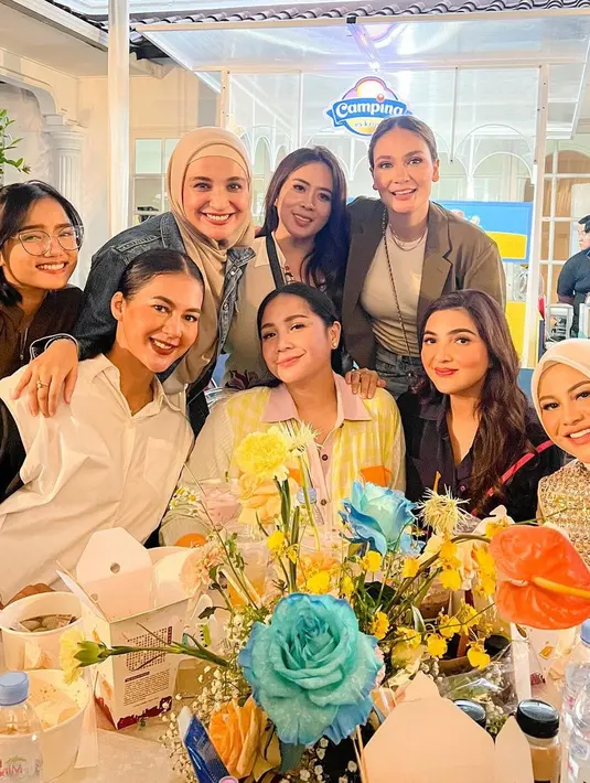 Shireen Sungkar juga menjadi salah satu artis yang datang ke acara ulang tahun Rafathar. Dia terlihat duduk bersama para tamu lain, seperti Luna Maya, Fuji, dan Paula Verhoeven. Tak lupa, ada pula Nagita Slavina yang bergabung di meja tersebut.(Instagram/raffinagita1717)