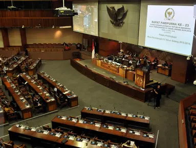 Suasana Rapat Paripurna ke-23 DPR masa persidangan IV tahun sidang 2015-2016 di Kompleks Parlemen, Senayan, Jakarta, Rabu (6/3). Dari 555 anggota DPR, rapat paripurna dihadiri 323 anggota dewan. (Liputan6.com/Johan Tallo)